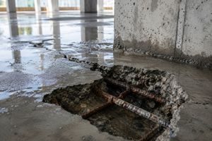 Чому вода руйнує бетон навіть у нових будівлях фото
